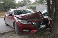 Abandonan vehículo luego de chocarlo contra un árbol, en avenida Ejército Mexicano