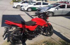 Pareja se estrella en su moto contra auto, en el bulevar México-Laredo