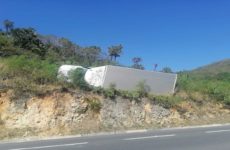 Camionero vuelca sobre cerro en la autopista Valles-Rayón