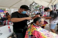 Barberos  y estilistas  realizan cortes  con causa