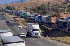 Carretera SLP-Querétaro, convertida en “estacionamiento” por tráiler descompuesto