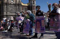 Protestan en Basílica de Guadalupe por 87 meses del caso Ayotzinapa