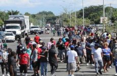 Migrantes cierran calles en Tapachula para exigir regularización