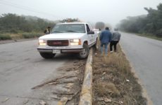 Conductor embanca camioneta en camellón de la carretera Valles-Tampico