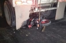 Joven en moto choca contra camión cañero