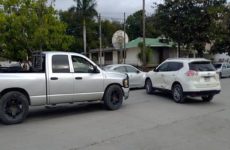 Colisionan dos camionetas en avenida Pedro Antonio Santos