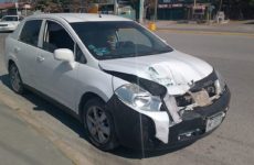 Accidente vial en la entrada a Lomas del Yuejat deja sólo daños