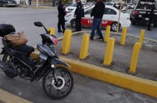 Taxista derriba a pareja que viajaba en moto
