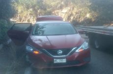 Vehículo se estrella contra un cerro en la carretera libre Valles-Rioverde