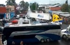 Manifestantes bloquean accesos a Uruapan, Michoacán