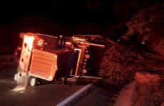 Vuelca otro camión cañero en Valles; no hubo heridos
