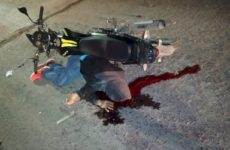 Vaquero muere al chocar su moto contra un camión