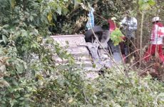 Vuelca automóvil en carretera libre Valles-Rioverde; conductor resulta lesionado