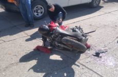 Motociclista grave tras chocar contra camioneta cerca del Panteón Municipal