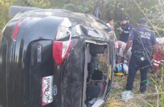 Dos lesionados al volcar un vehículo en la Valles-Tampico