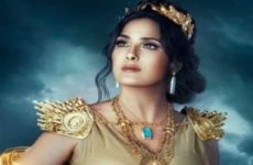 Salma Hayek se convierte en Hera, la Reina de los Dioses