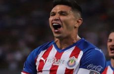 Jesús Molina estará fuera de Chivas por ruptura de ligamento