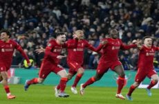 Liverpool vence 11-10 a Chelsea por penales en final de copa