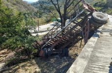 Vuelca remolque de camión cañero en la carretera Valles-Naranjo