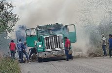 Se incendia tráiler cargado de zacate en la carretera Tamuín-San Vicente