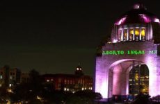 Feministas exigen aborto legal en todo México con intervención en monumento