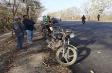 Albañil sufre accidente con su moto y resulta lesionado 