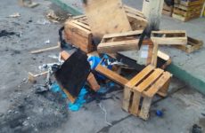 Violencia entre comerciantes: le queman su puesto a tianguista de la Miguel Jiménez