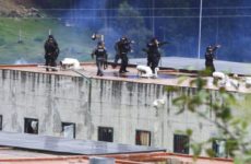 Al menos 12 presos mueren en enfrentamientos en una cárcel de Ecuador