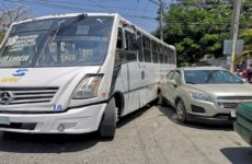 Autobús urbano colisiona contra camioneta mal estacionada 