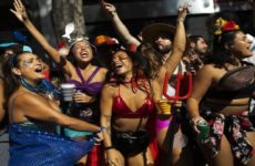 Carnaval se toma Río el día en que Brasil puso fin a la emergencia por covid