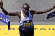 Kenianos Chebet y Chepchirchir ganan el Maratón de Boston