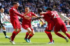 Liverpool vence al Newcastle y mantiene presión sobre el City en la Premier League