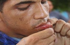 Caravana migrante presiona a autoridades mexicanas con sutura de labios