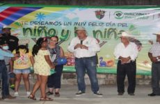 Alcalde festeja  a niños de las comunidades
