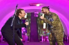 Bono de U2 brinda espontáneo “concierto por la paz” en una estación del metro de Kiev