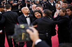 Mujer protesta durante estreno de George Miller en Cannes
