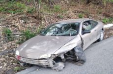 A causa de una falla mecánica conductor choca su vehículo contra un cerro