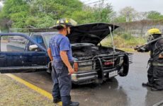Se incendia camioneta de un albañil frente al centro deportivo Gómez Morín 