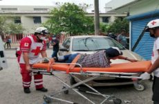 Paramédicos de la Cruz Roja auxilian a dos adultos mayores que estaban mal de salud y tirados en vía pública 