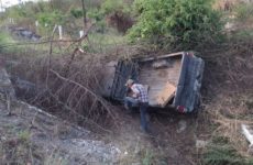 Camioneta cae a un desnivel en la Valles-Tamazunchale y el conductor resulta con lesiones leves