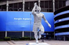 Devela el Man City estatua del Kun Agüero, su máximo goleador