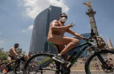 Cientos de ciclistas ruedan desnudos en Ciudad de México por seguridad vial