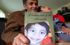 Abuelo de niño con parálisis en Toluca busca costear tratamiento con libro