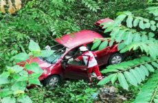 Vehículo cae a un barranco en la carretera libre Valles-Rioverde