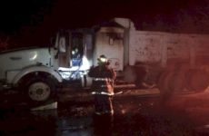 Se incendia un camión tipo torton en la carretera Valles-Tamazunchale 