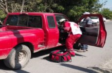 Paramédicos de la Cruz Roja auxilian a dos personas que sufrieron accidentes 