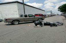 Conductor arrolla a joven motociclista; circulaba en sentido contrario