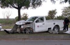 Por esquivar un vehículo, empleado de refresquera choca camioneta contra un árbol