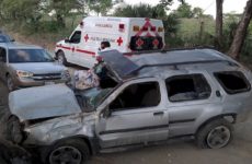 Tres jóvenes salen heridos al volcar la camioneta en la que viajaban