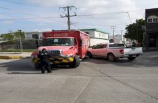 Camión de refresquera choca contra camioneta en la avenida Salazar
